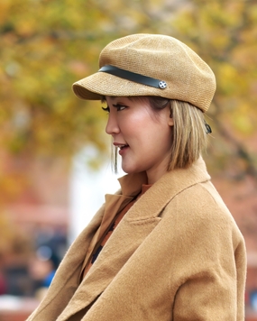 戴八角帽的亚洲女生图片